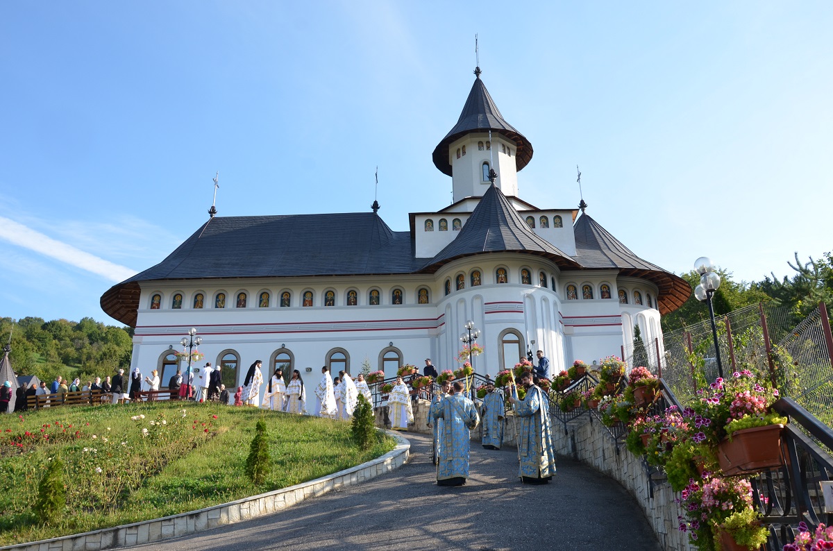 Sfinţii Cuvioşi Simeon şi Amfilohie, cinstiţi la Mănăstirea Pângăraţi prin Liturghie arhierească