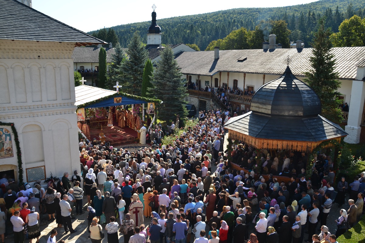 3 ierarhi, la hramul Mănăstirii Secu