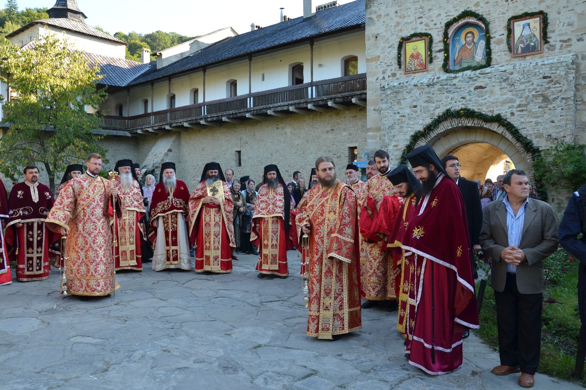 3 ierarhi, la hramul Mănăstirii Secu