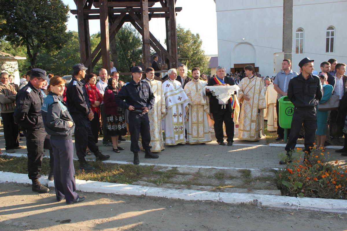 Biserica din Coţuşca, sfinţită după aproape două decenii (GALERIE FOTO)