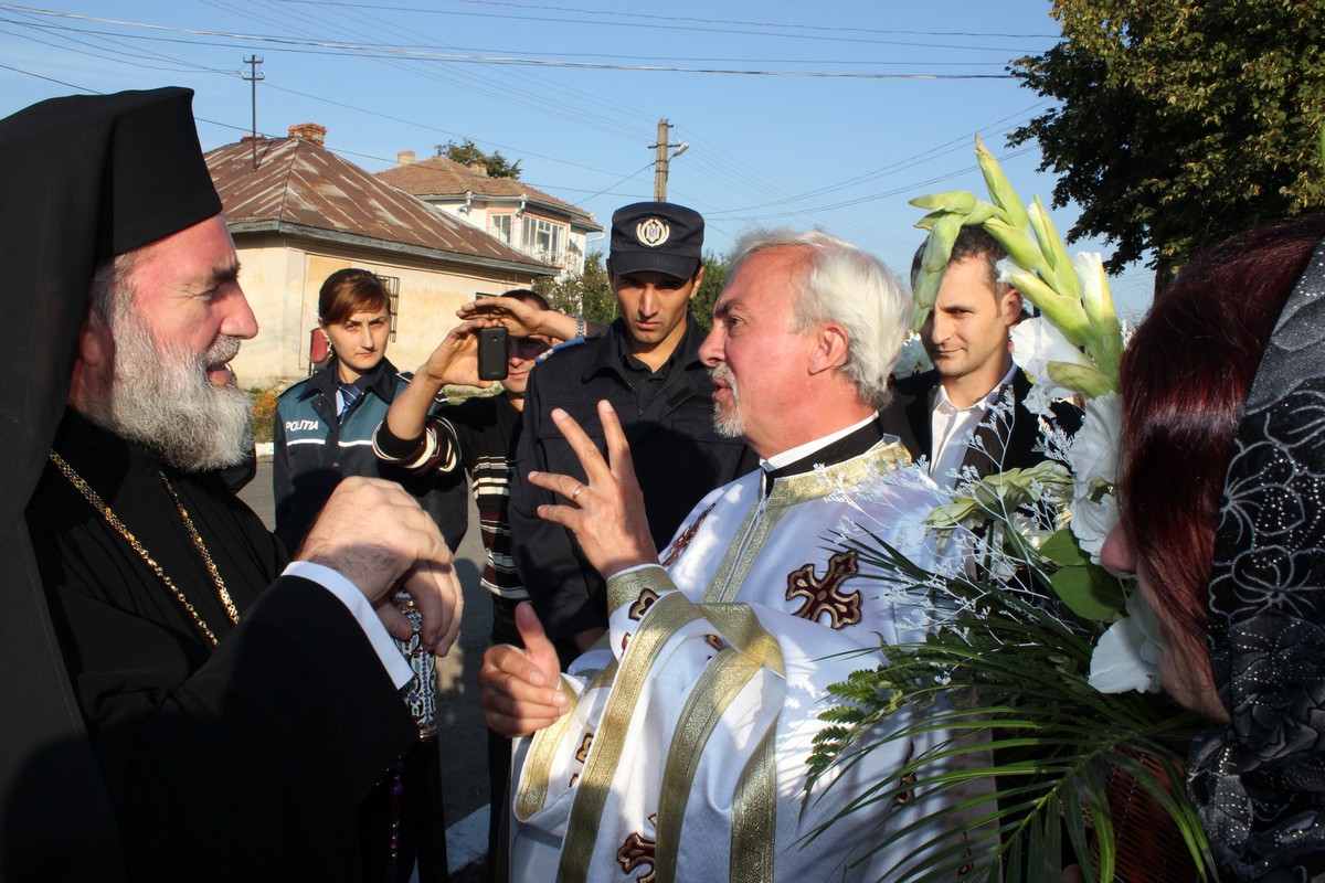Biserica din Coţuşca, sfinţită după aproape două decenii (GALERIE FOTO)