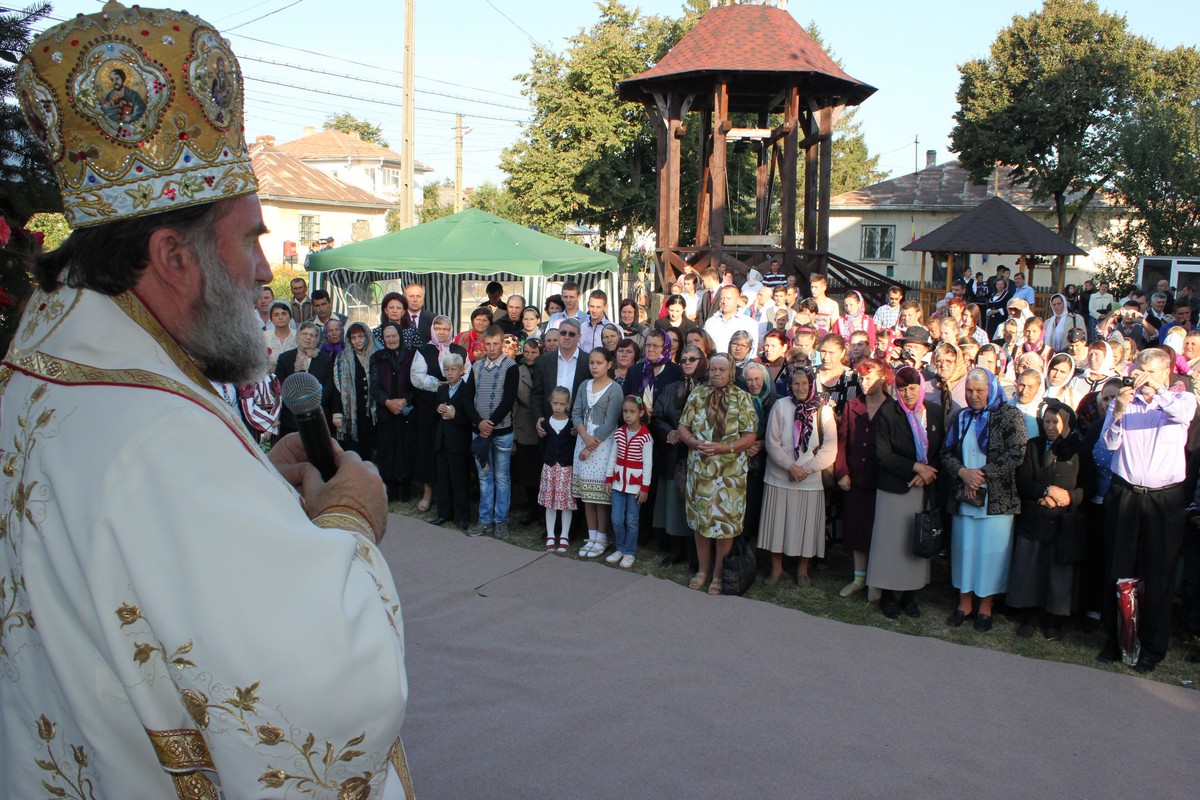 Biserica din Coţuşca, sfinţită după aproape două decenii (GALERIE FOTO)