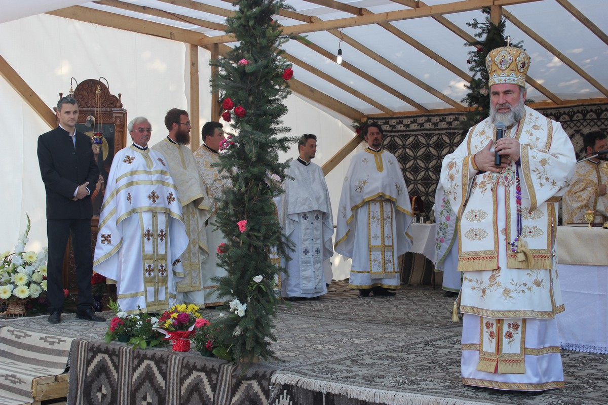 Biserica din Coţuşca, sfinţită după aproape două decenii (GALERIE FOTO)
