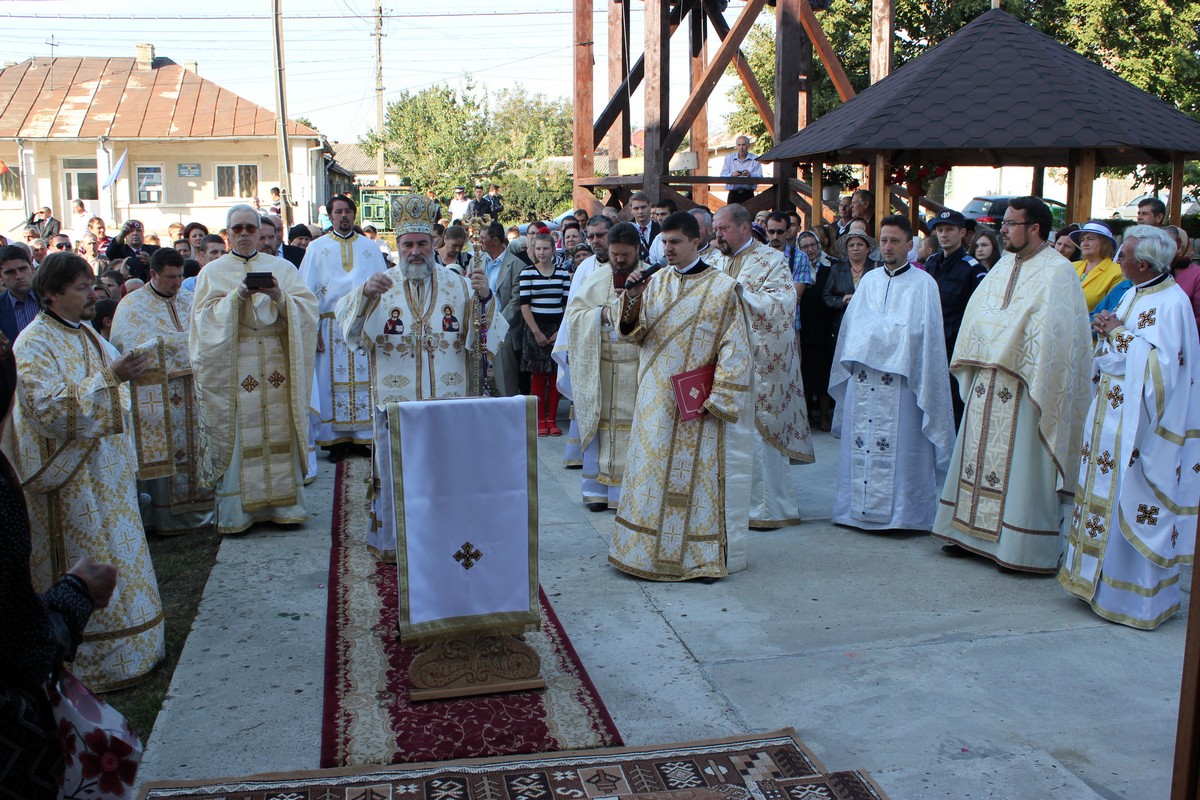 Biserica din Coţuşca, sfinţită după aproape două decenii (GALERIE FOTO)
