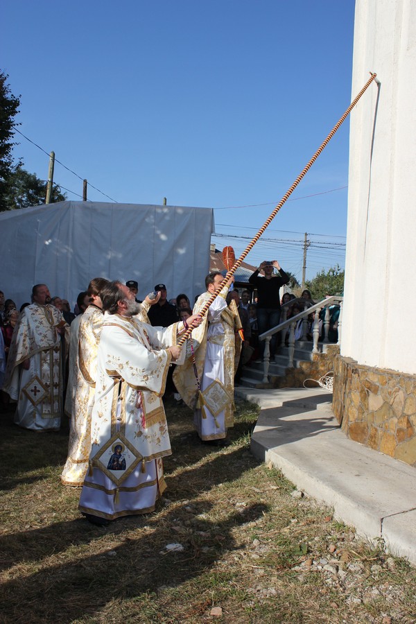 Biserica din Coţuşca, sfinţită după aproape două decenii (GALERIE FOTO)