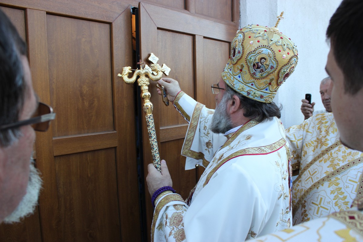 Biserica din Coţuşca, sfinţită după aproape două decenii (GALERIE FOTO)