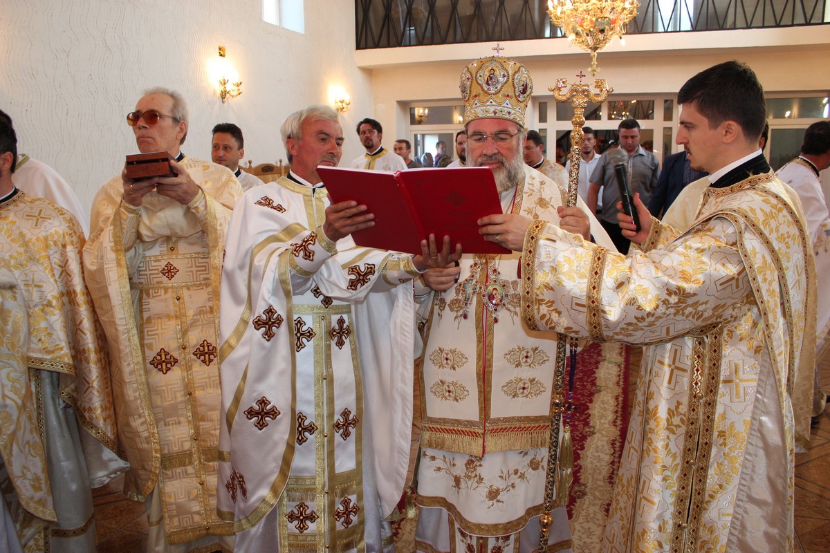 Biserica din Coţuşca, sfinţită după aproape două decenii (GALERIE FOTO)