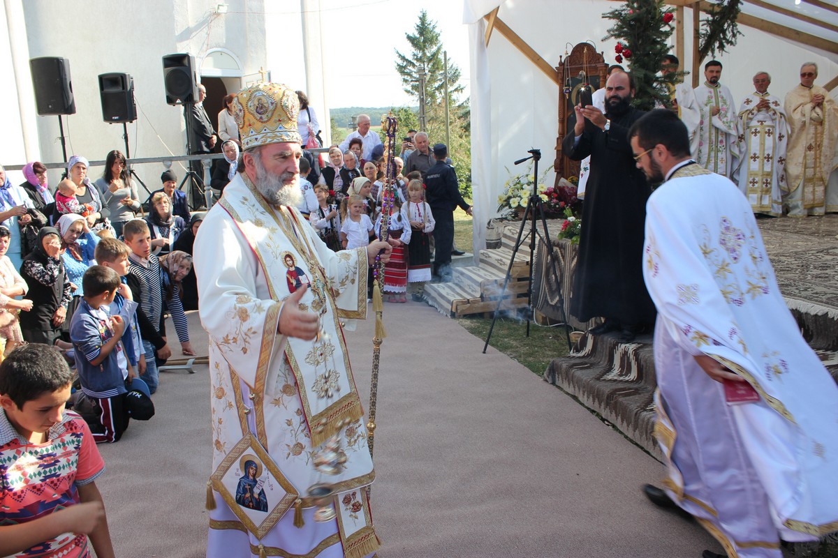 Biserica din Coţuşca, sfinţită după aproape două decenii (GALERIE FOTO)