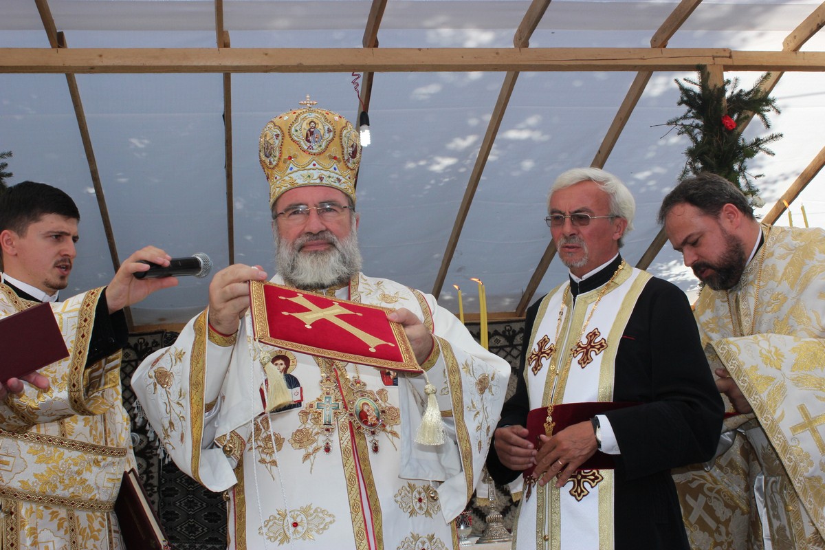 Biserica din Coţuşca, sfinţită după aproape două decenii (GALERIE FOTO)