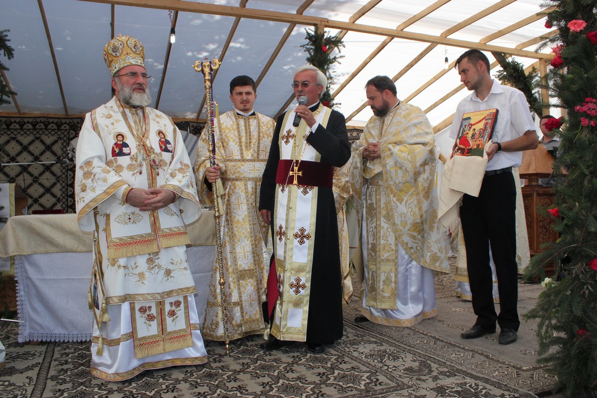 Biserica din Coţuşca, sfinţită după aproape două decenii (GALERIE FOTO)