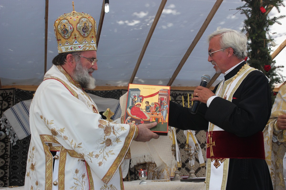 Biserica din Coţuşca, sfinţită după aproape două decenii (GALERIE FOTO)