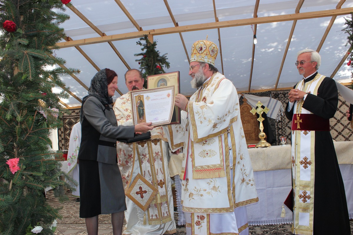 Biserica din Coţuşca, sfinţită după aproape două decenii (GALERIE FOTO)