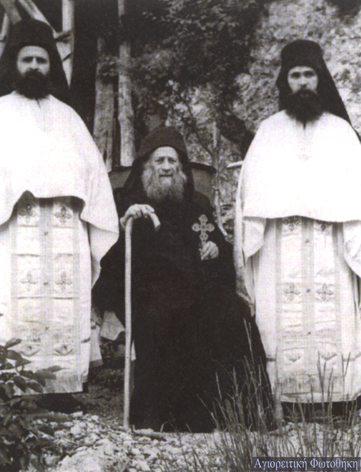 Gheron Iosif Isihastul încadrat de ucenicii săi părintele Haralambie Dionisiatul (stânga) şi Efrem Filotheitul (dreapta) Viaţa lui Gheron Iosif Isihastul – 11: Plecarea Nea Skiti. Sfârşitul Bătrânului Iosif Isihastul