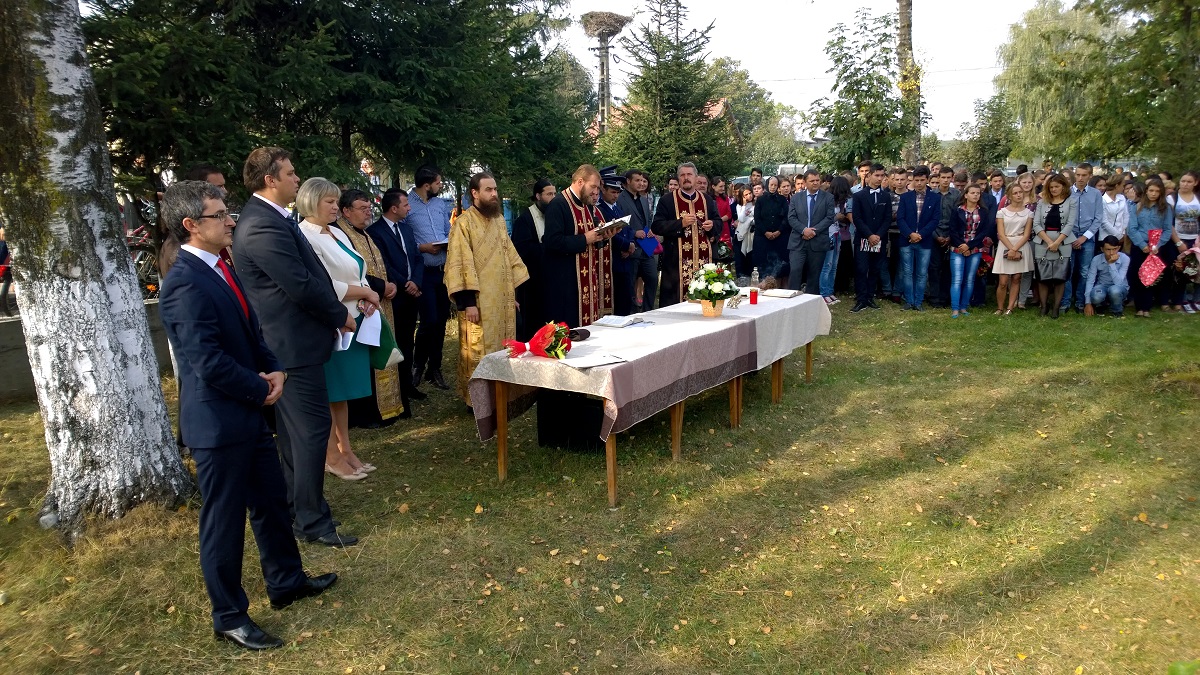 Slujbă de binecuvântare, la festivitatea de începere a anului școlar la Liceul Tehnologic „Ion Nistor” din Vicovu de Sus/ Foto: Alina Cornea Sfinţire de cabinet de religie, la Liceul Tehnologic „Ion Nistor“ din Vicovu de Sus