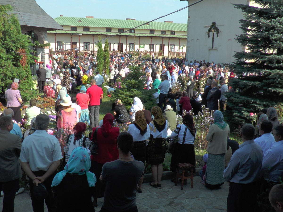 Slujbă arhierească la hramul de toamnă al Mănăstirii Râşca