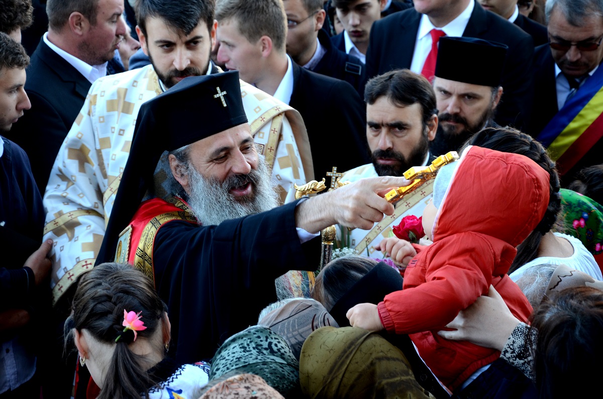 „Catedrala munţilor” din Pipirig, resfinţită de 2 ierarhi