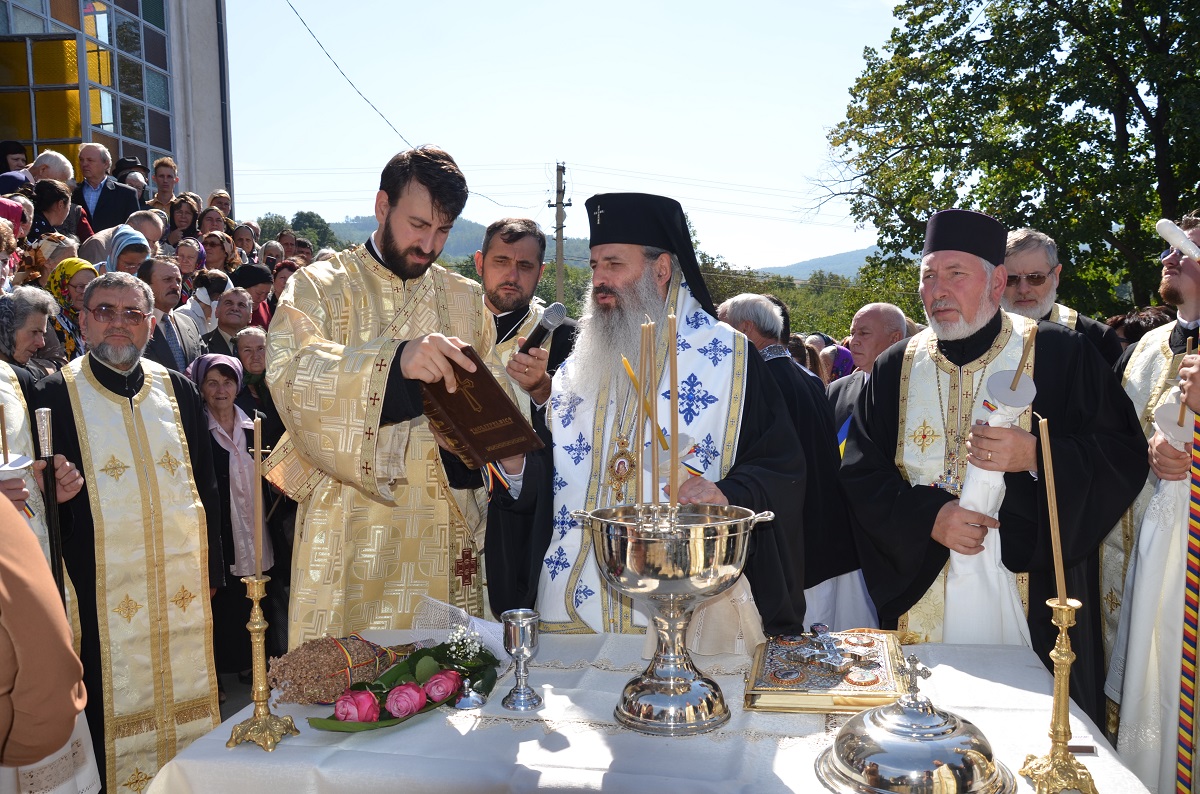 IPS Părinte Teofan, în Parohia Covasna: „Paradoxal, crucea este izvor de bucurie“