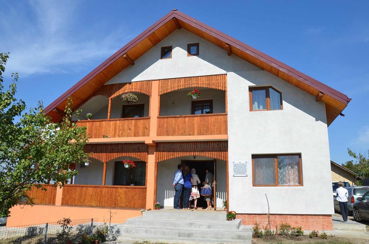 IPS Părinte Teofan, în Parohia Covasna: „Paradoxal, crucea este izvor de bucurie“