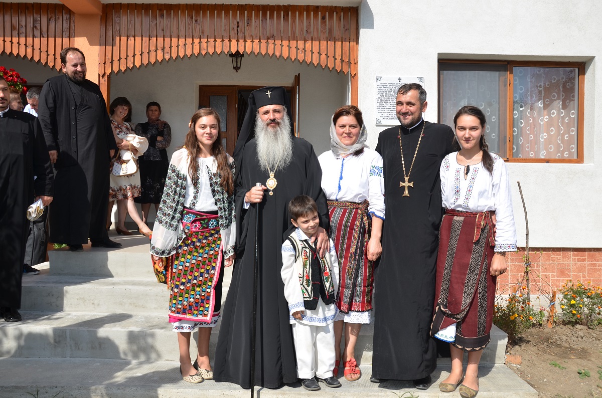 IPS Părinte Teofan, în Parohia Covasna: „Paradoxal, crucea este izvor de bucurie“