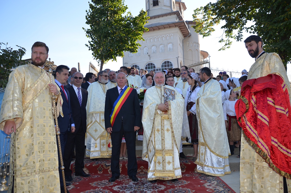 IPS Părinte Teofan, în Parohia Covasna: „Paradoxal, crucea este izvor de bucurie“