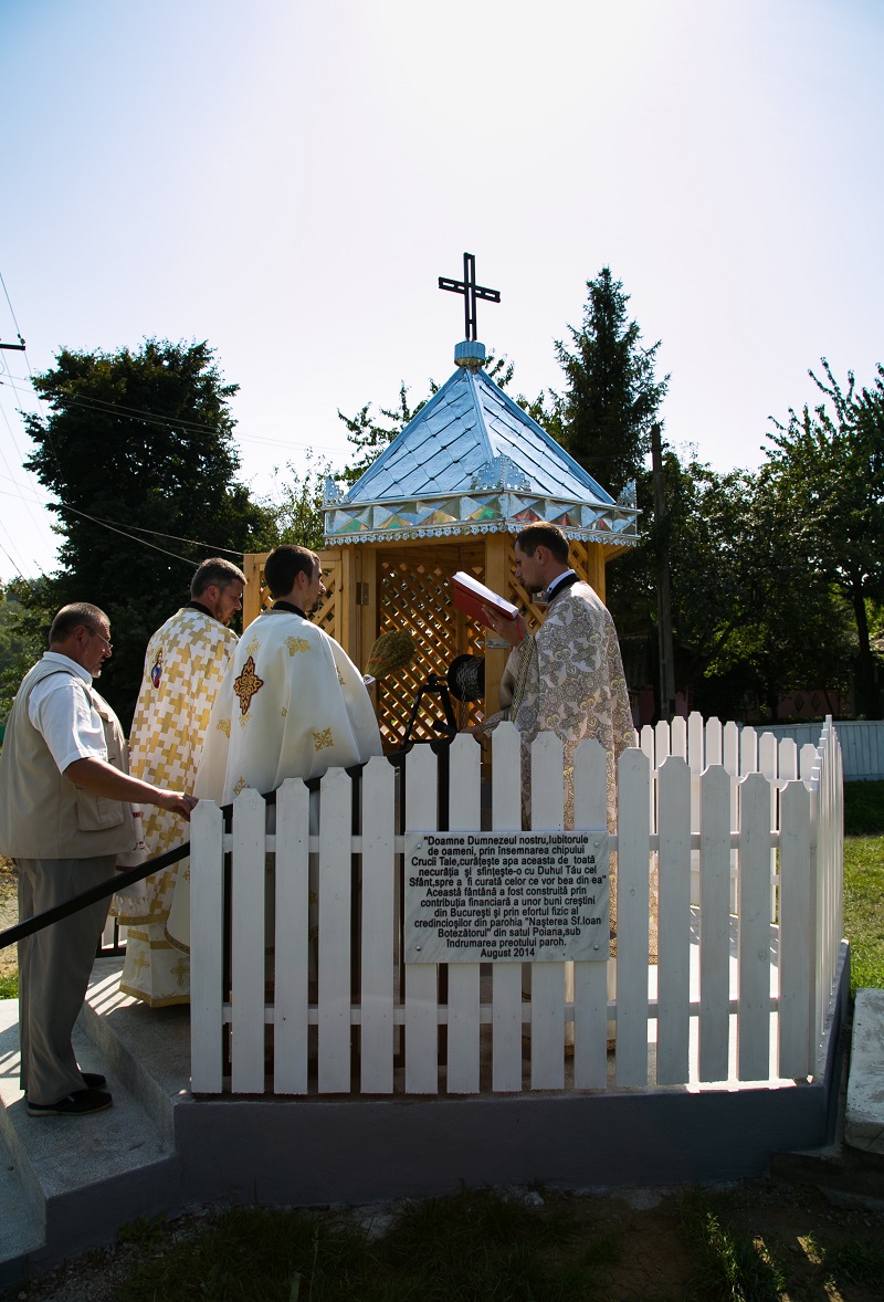 Slujbe de sfinţire şi activităţi caritative la Parohia Poiana - Brăeşti