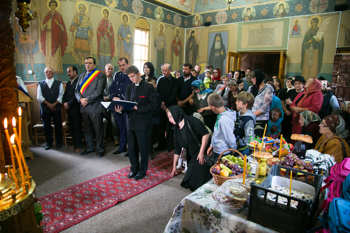 Slujbe de sfinţire şi activităţi caritative la Parohia Poiana - Brăeşti