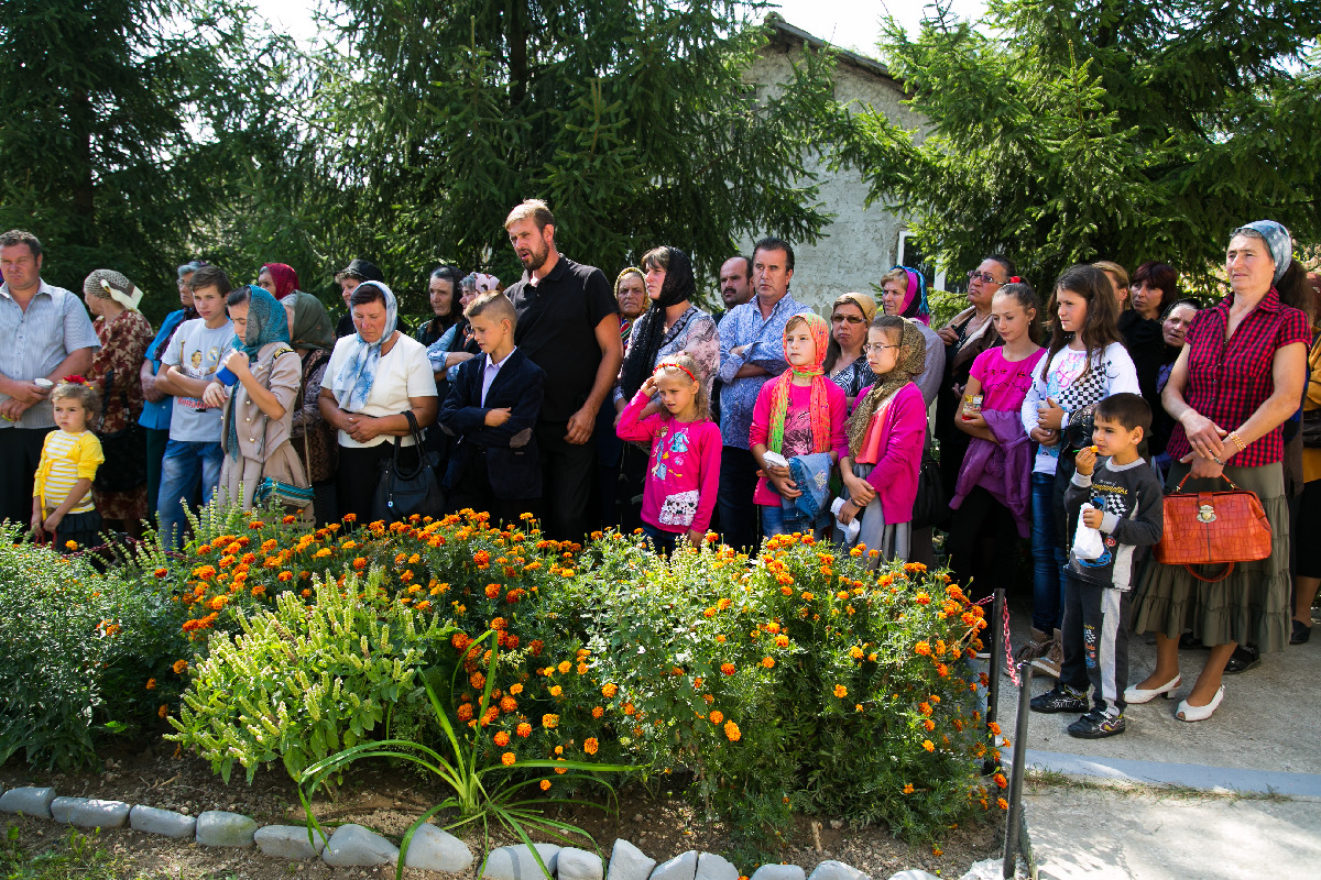 Slujbe de sfinţire şi activităţi caritative la Parohia Poiana - Brăeşti