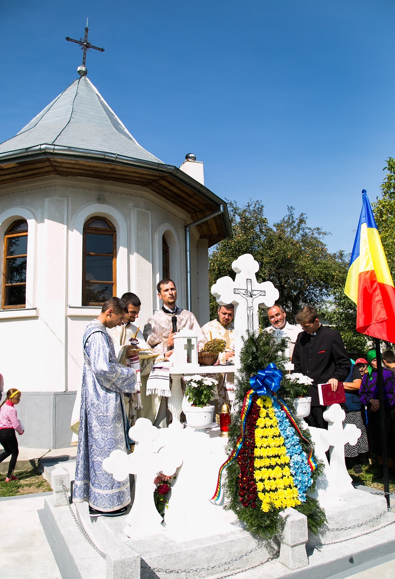 Slujbe de sfinţire şi activităţi caritative la Parohia Poiana - Brăeşti