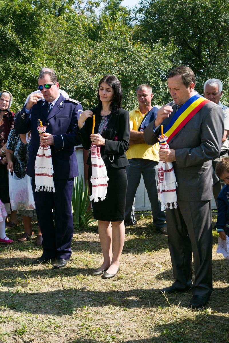 Slujbe de sfinţire şi activităţi caritative la Parohia Poiana - Brăeşti