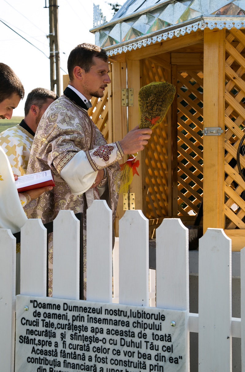 Slujbe de sfinţire şi activităţi caritative la Parohia Poiana - Brăeşti