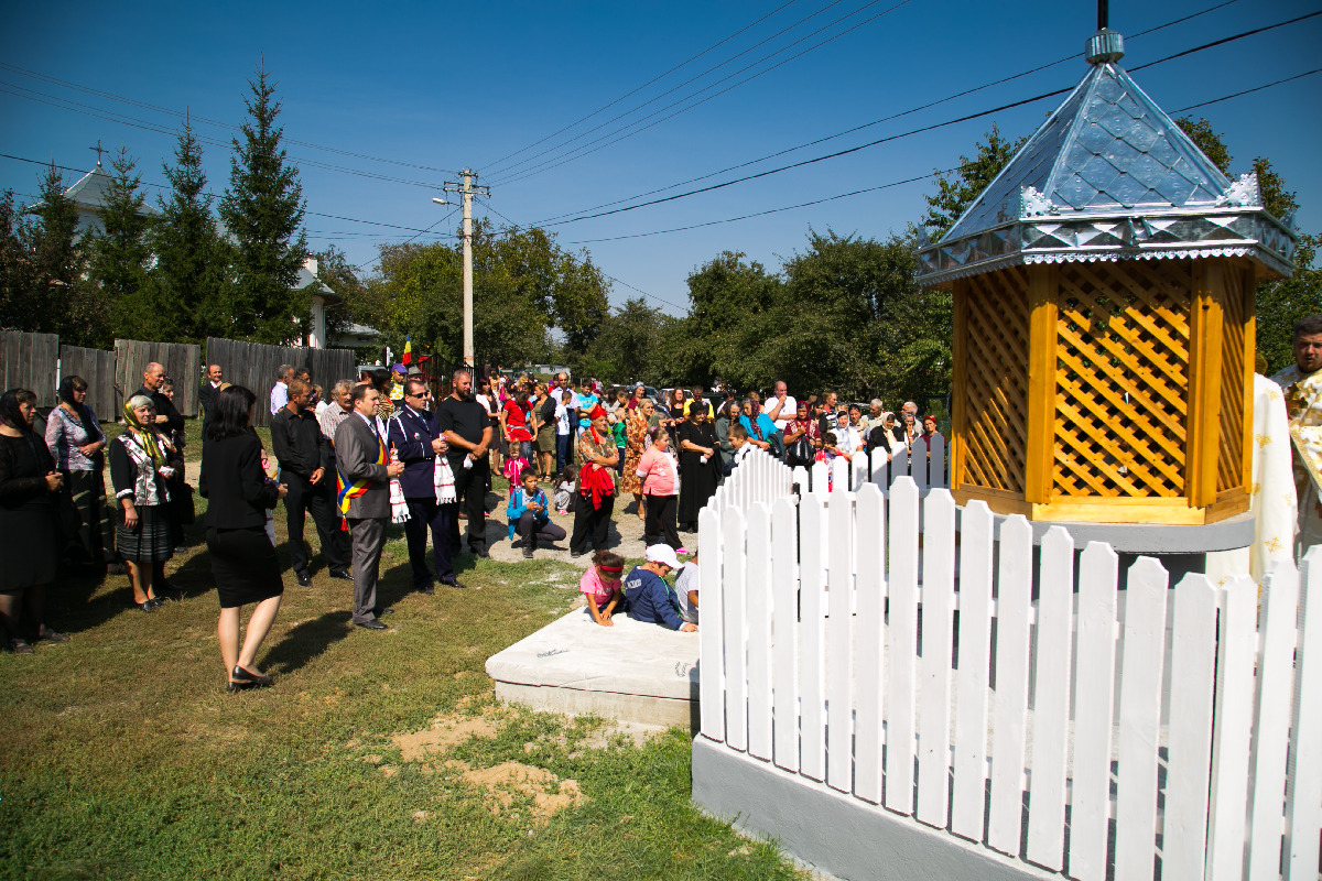 Slujbe de sfinţire şi activităţi caritative la Parohia Poiana - Brăeşti