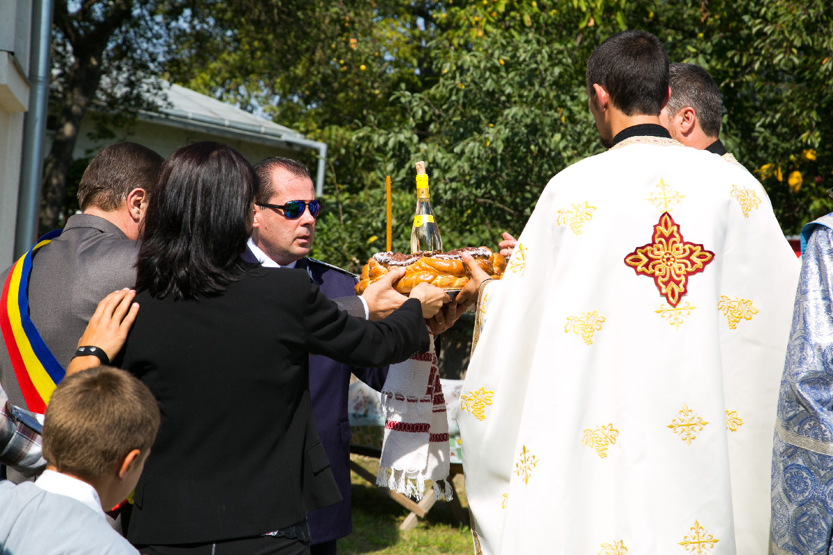 Slujbe de sfinţire şi activităţi caritative la Parohia Poiana - Brăeşti