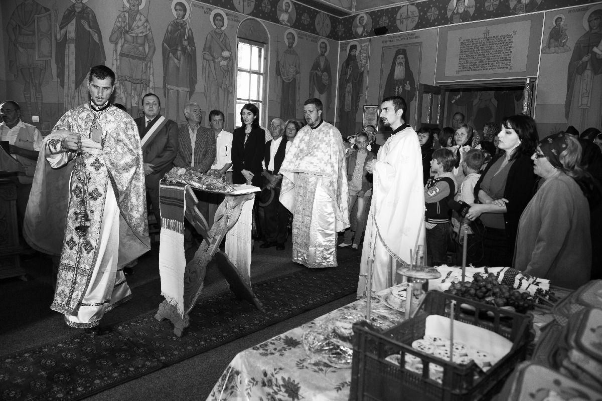 Slujbe de sfinţire şi activităţi caritative la Parohia Poiana - Brăeşti