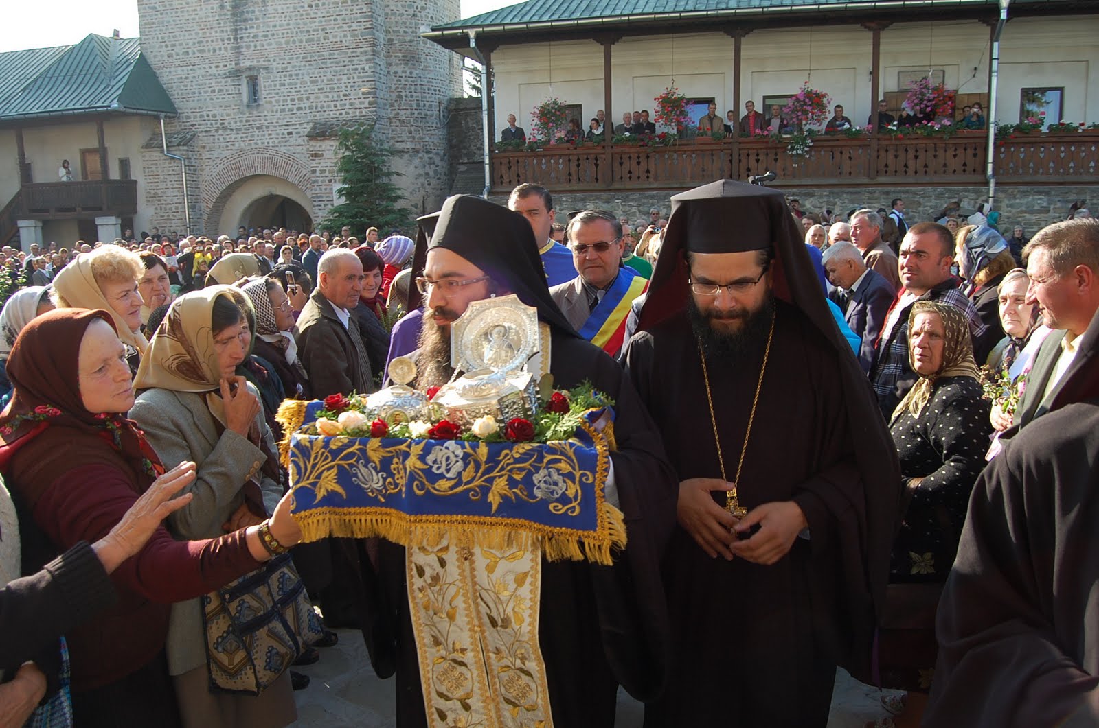 Părticică din moaştele Sfântului Ciprian, la Mănăstirea Râşca