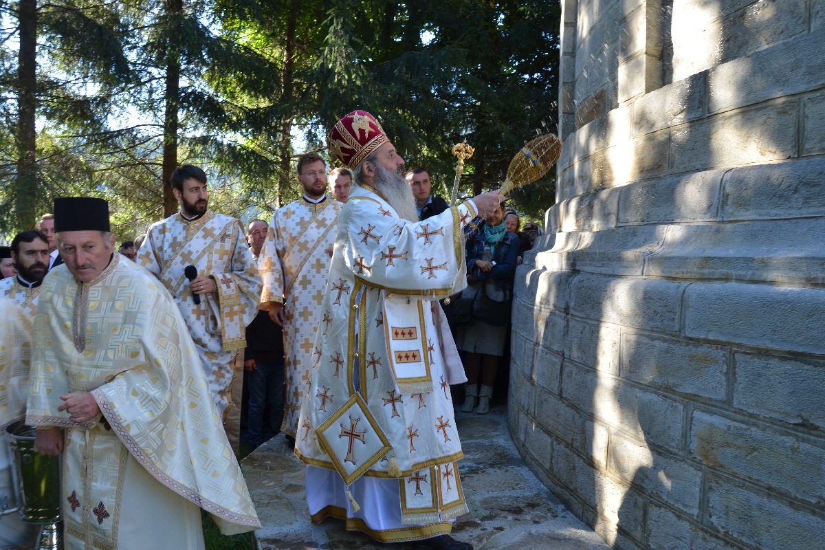 „Catedrala munţilor” din Pipirig, resfinţită de 2 ierarhi