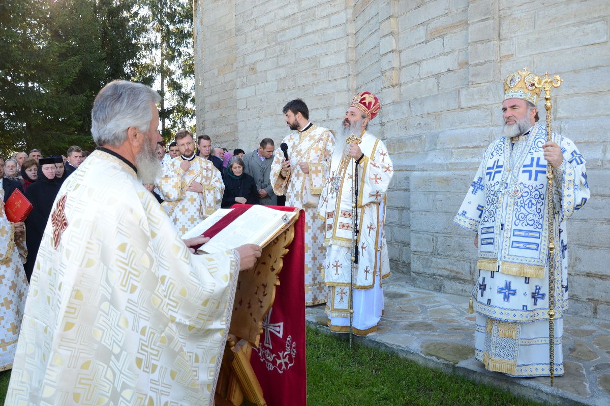 „Catedrala munţilor” din Pipirig, resfinţită de 2 ierarhi