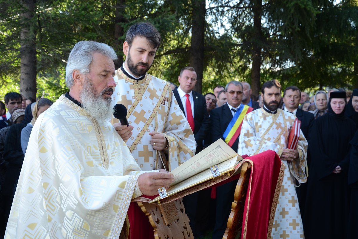 „Catedrala munţilor” din Pipirig, resfinţită de 2 ierarhi