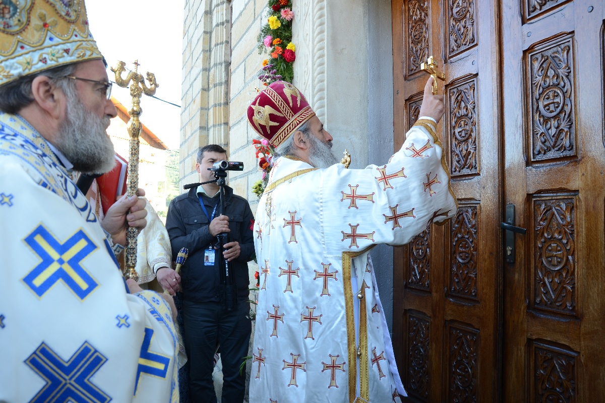 „Catedrala munţilor” din Pipirig, resfinţită de 2 ierarhi