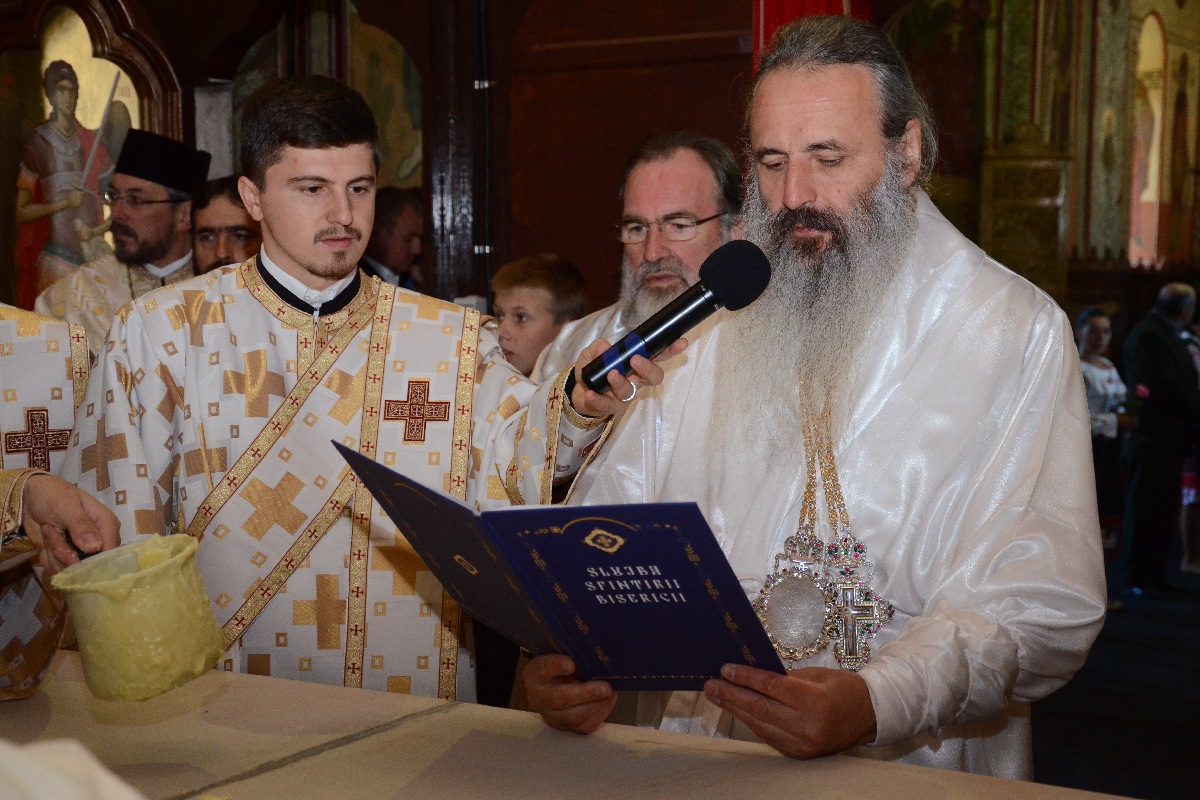 „Catedrala munţilor” din Pipirig, resfinţită de 2 ierarhi