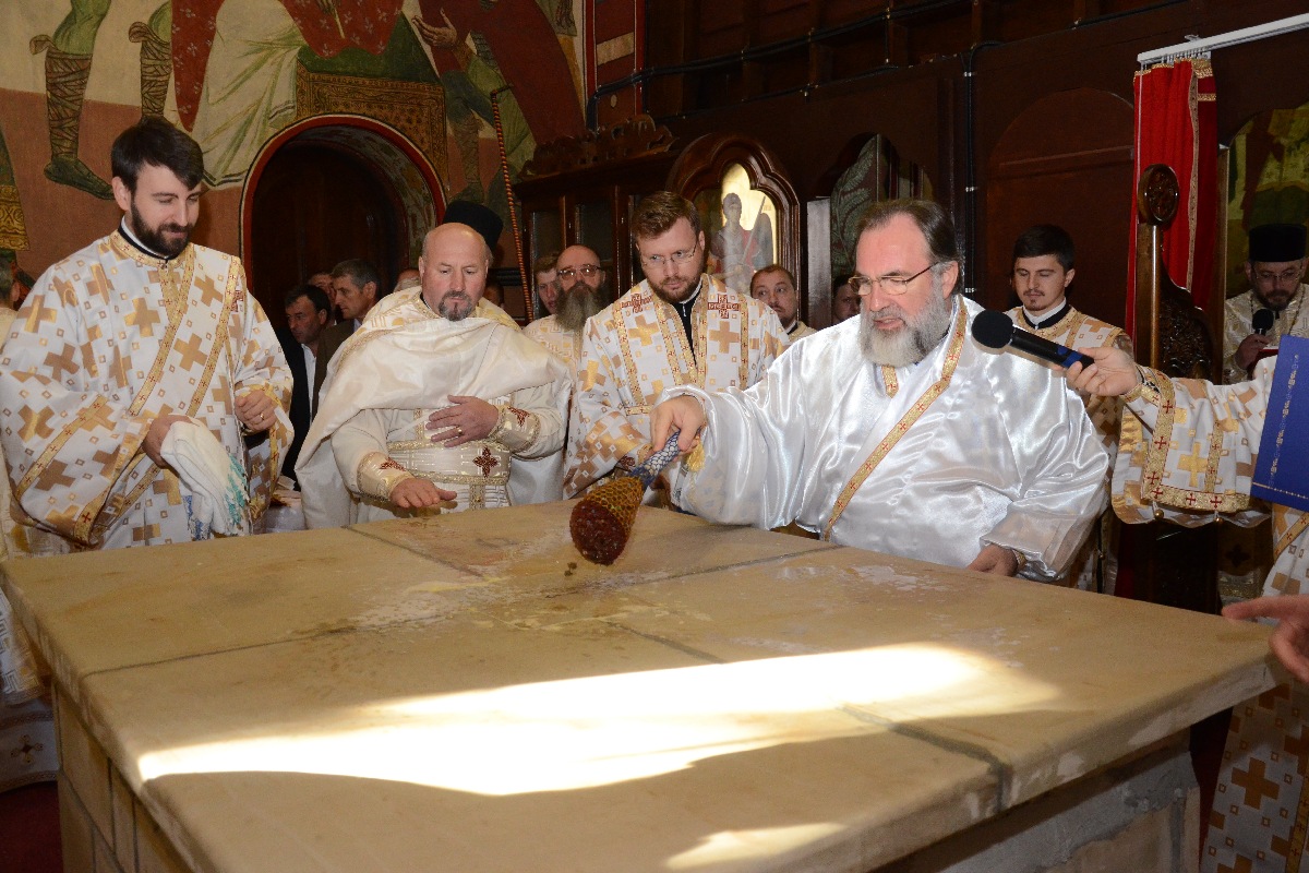 „Catedrala munţilor” din Pipirig, resfinţită de 2 ierarhi