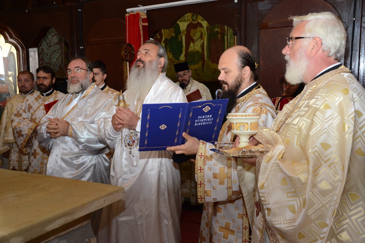 „Catedrala munţilor” din Pipirig, resfinţită de 2 ierarhi