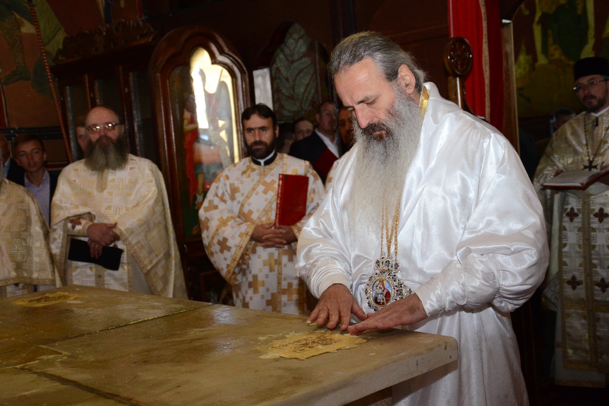 „Catedrala munţilor” din Pipirig, resfinţită de 2 ierarhi