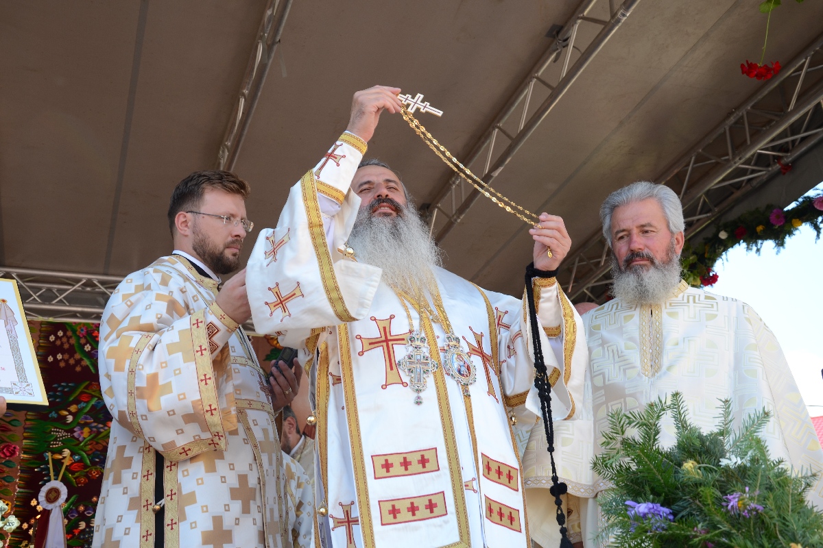 „Catedrala munţilor” din Pipirig, resfinţită de 2 ierarhi