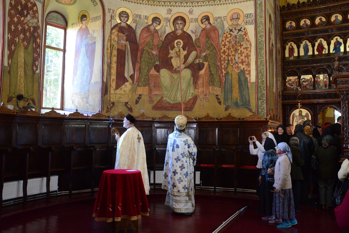 „Catedrala munţilor” din Pipirig, resfinţită de 2 ierarhi
