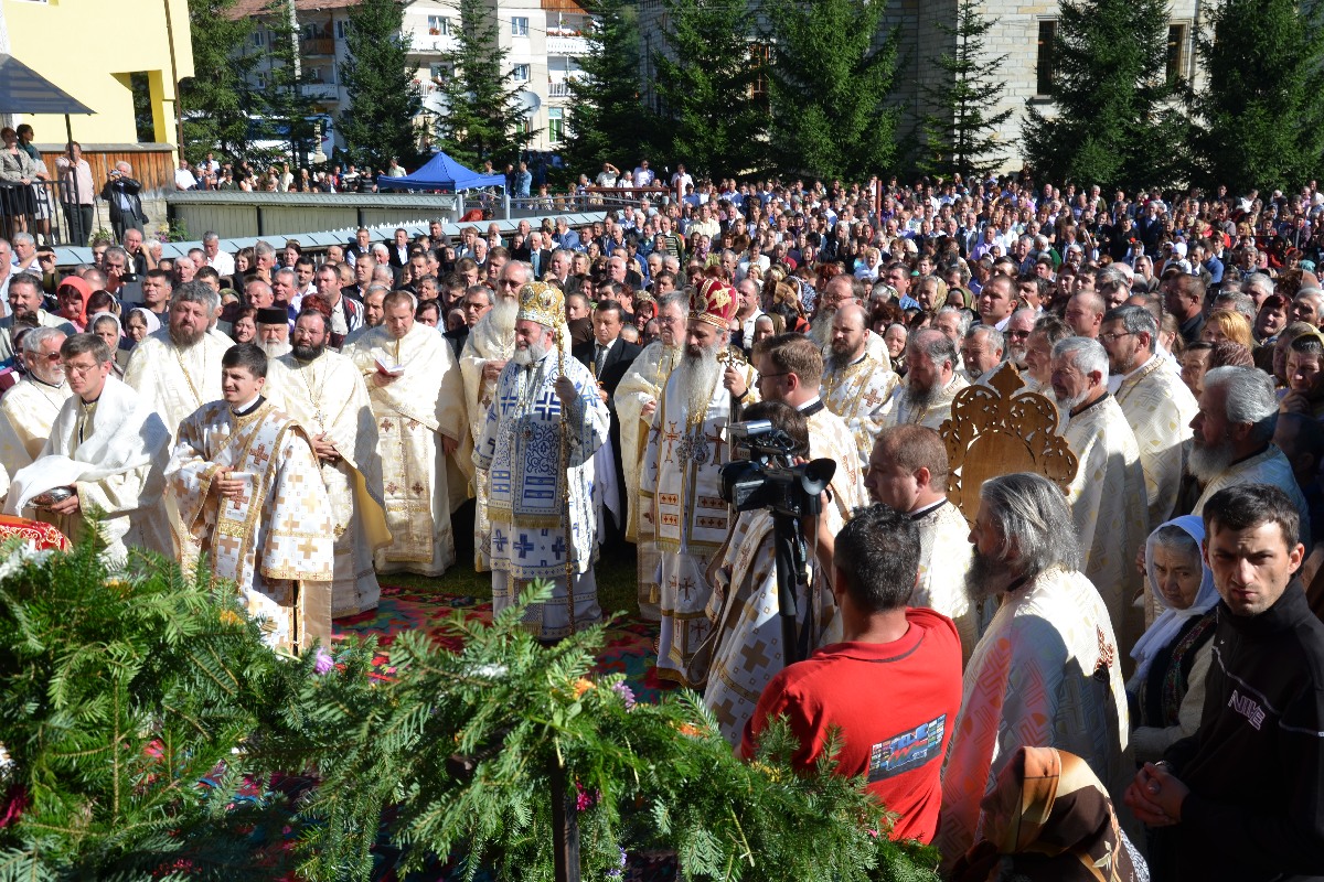 „Catedrala munţilor” din Pipirig, resfinţită de 2 ierarhi