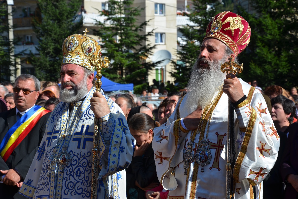 „Catedrala munţilor” din Pipirig, resfinţită de 2 ierarhi