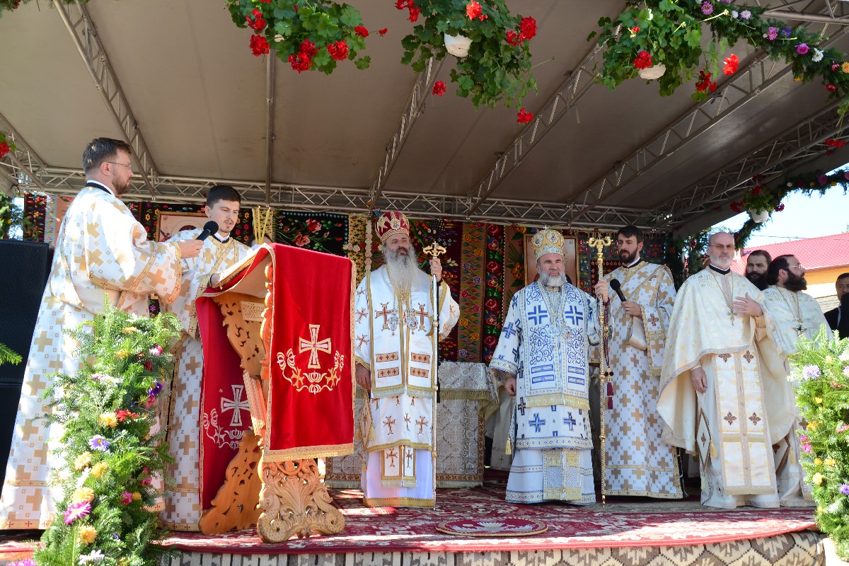 „Catedrala munţilor” din Pipirig, resfinţită de 2 ierarhi