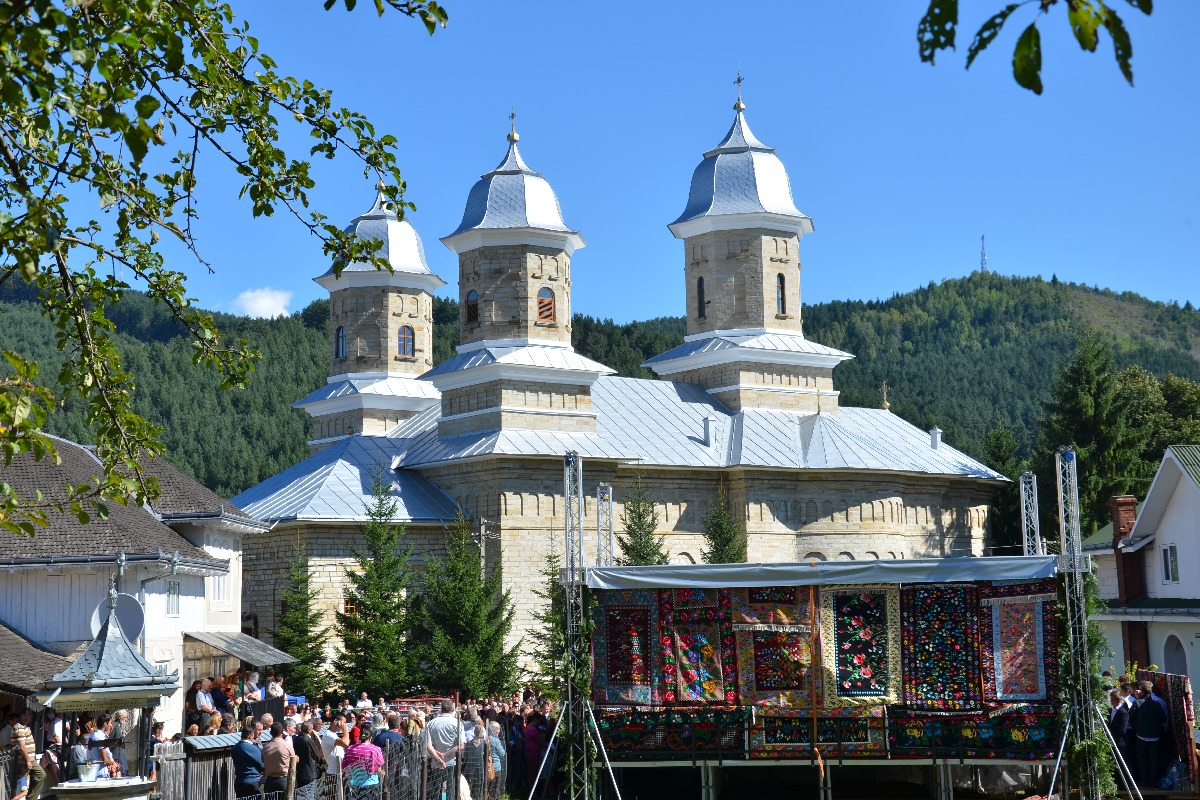 „Catedrala munţilor” din Pipirig, resfinţită de 2 ierarhi