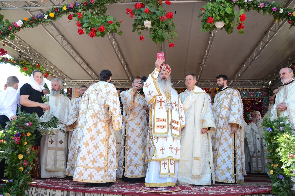 „Catedrala munţilor” din Pipirig, resfinţită de 2 ierarhi