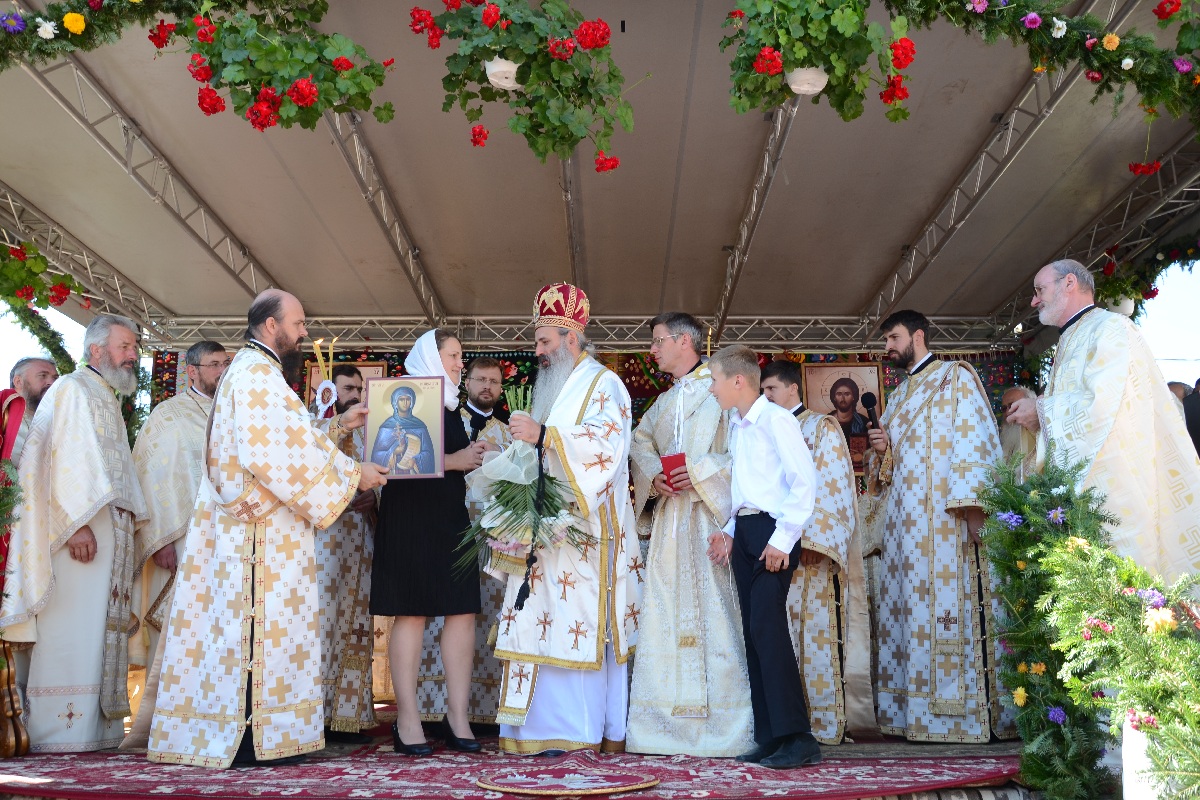 „Catedrala munţilor” din Pipirig, resfinţită de 2 ierarhi